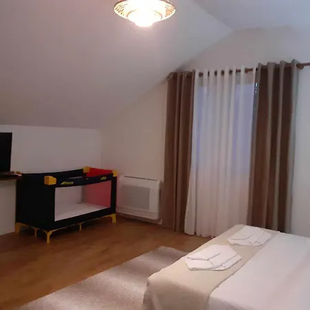 Bujtina Bezhani Gjinar Apartament