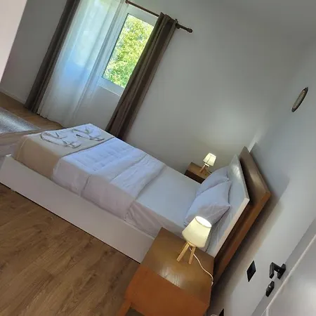 Bujtina Bezhani Gjinar Apartamento