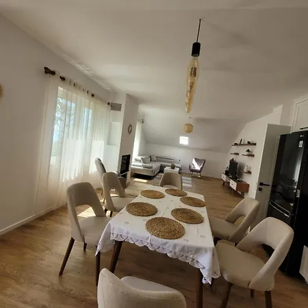 Bujtina Bezhani Gjinar *